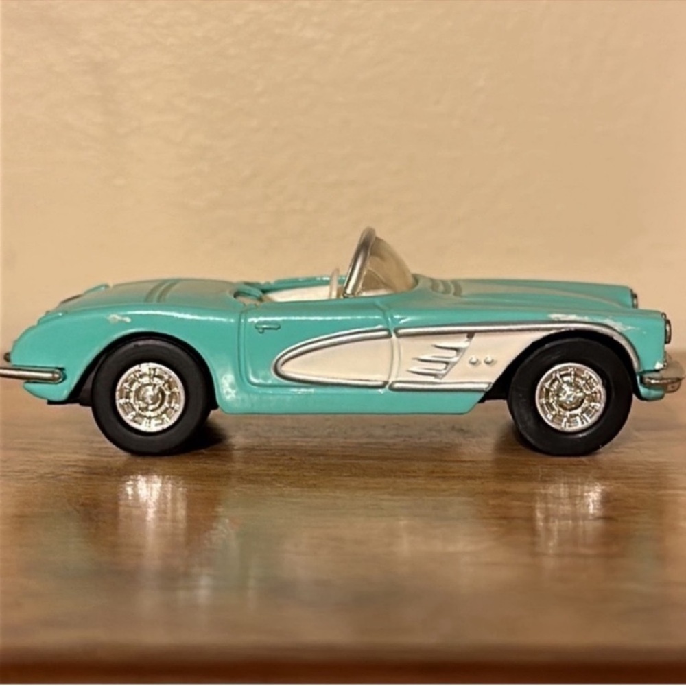 ERTL Vintage Vehicles 1960 Corvette DieCast Car